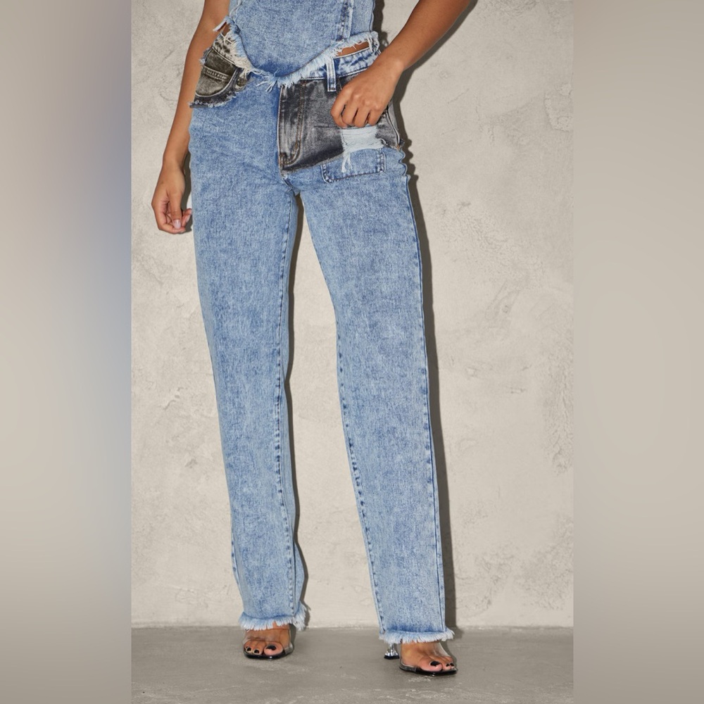 Mid Blue Acid Wash
Layered Raw Hem
Straight Leg Jeans
